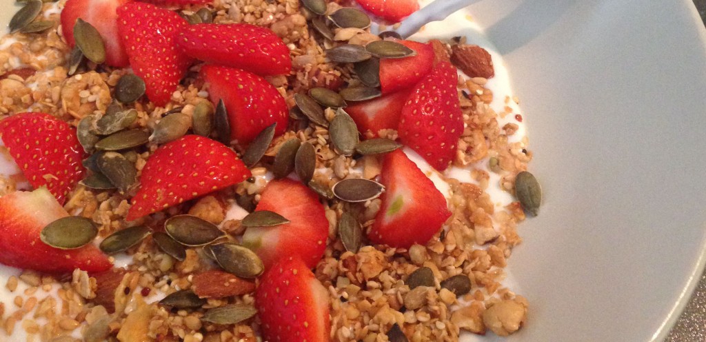 Ontbijt: yoghurt, homemade granola en fruit