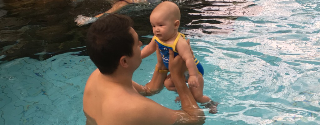 Eerste les babyzwemmen. Wat hebben we geleerd?