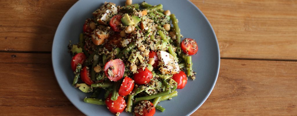 Lekkere lunch met quinoa, kip en groentjes